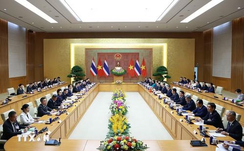 Thủ tướng Lê Minh Hưng hội đàm với Thủ tướng Vương quốc Thái Lan Anutin Charnvirakul. (Ảnh: Dương Giang/TTXVN)