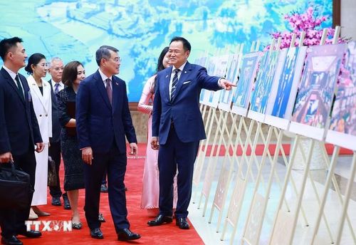 Thủ tướng Lê Minh Hưng và Thủ tướng Vương quốc Thái Lan Anutin Charnvirakul tham quan trưng bày ảnh về quan hệ hợp tác giữa hai nước, do Thông tấn xã Việt Nam thực hiện. (Ảnh: Dương Giang/TTXVN)