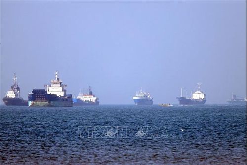 Tàu thuyền ở eo biển Hormuz, gần thành phố cảng Bandar Abbas, Iran. Ảnh: The Guardian/TTXVN