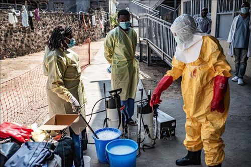 Nhân viên y tế tiến hành khử trùng thiết bị tại trung tâm điều trị cho bệnh nhân Ebola, tại Goma, CHDC Congo, ngày 4/6/2026. Ảnh: THX/TTXVN
