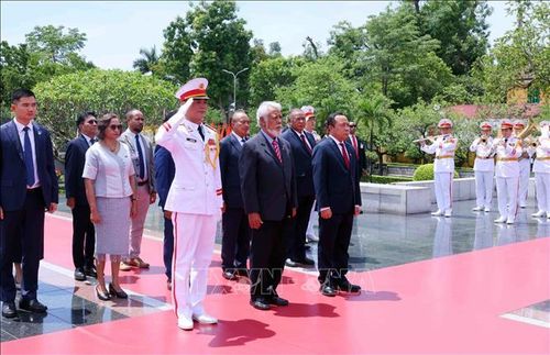 Thủ tướng nước Cộng hòa dân chủ Timor-Leste Kay Rala Xanana Gusmão đến đặt vòng hoa tại Đài tưởng niệm các Anh hùng Liệt sĩ (đường Bắc Sơn, Hà Nội). Ảnh: Phạm Kiên/TTXVN