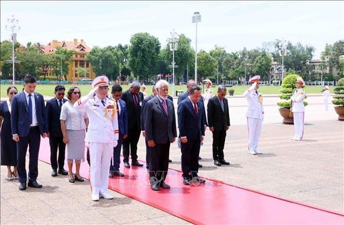 Thủ tướng Timor-Leste Kay Rala Xanana Gusmão đến đặt vòng hoa và vào Lăng viếng Chủ tịch Hồ Chí Minh. Ảnh: Phạm Kiên/TTXVN