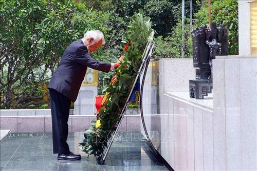 Thủ tướng nước Cộng hòa dân chủ Timor-Leste Kay Rala Xanana Gusmão đến đặt vòng hoa tại Đài tưởng niệm các Anh hùng Liệt sĩ (đường Bắc Sơn, Hà Nội). Ảnh: Phạm Kiên/TTXVN