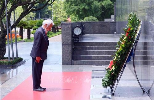 Thủ tướng Timor-Leste Kay Rala Xanana Gusmão đến đặt vòng hoa và vào Lăng viếng Chủ tịch Hồ Chí Minh. Ảnh: Phạm Kiên/TTXVN