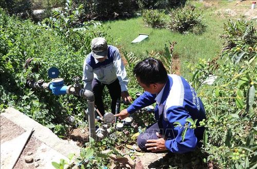 Nhân viên kỹ thuật Công ty CP Vinaconex Dung Quất (đơn vị cung cấp nước) kiểm tra áp lực nước tại khu vực thôn Vĩnh Trà, xã Bình Sơn.