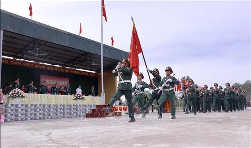 Tổ Quân kỳ Quyết thắng dẫn đầu đội hình chiến sĩ mới duyệt đội ngũ tại Lễ tuyên thệ chiến sĩ mới năm 2026 của Trung đoàn Bộ binh 24. Ảnh: Hoàng Hùng/TTXVN