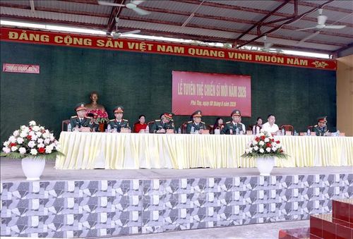 Lãnh đạo Sư đoàn 304, Trung đoàn Bộ binh 24 và lãnh đạo địa phương tham dự Lễ tuyên thệ chiến sĩ mới năm 2026. Ảnh: Hoàng Hùng/TTXVN