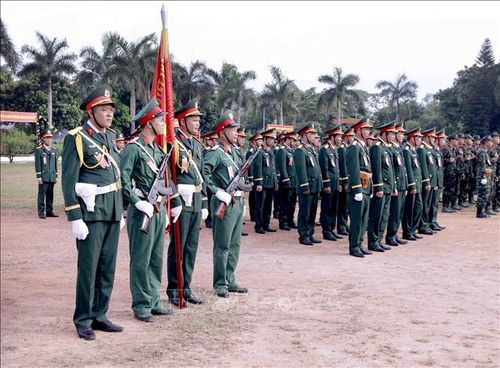 Tổ Quân kỳ Quyết thắng cùng đội hình chiến sĩ mới tại Lễ tuyên thệ chiến sĩ mới năm 2026 của Trung đoàn Bộ binh 24. Ảnh: Hoàng Hùng/TTXVN