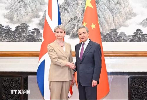 Bộ trưởng Ngoại giao Trung Quốc Vương Nghị và Ngoại trưởng Anh Yvette Cooper chủ trì Đối thoại chiến lược Trung Quốc-Anh lần thứ 11 tại Bắc Kinh. (Ảnh: THX/TTXVN)