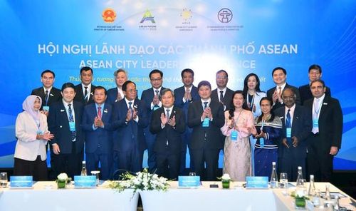 Các đại biểu tham dự buổi tiếp.