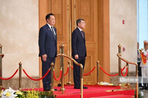Lễ đón Thủ tướng Vương quốc Thái Lan Anutin Charnvirakul được tổ chức trọng thể tại trụ sở Chính phủ.