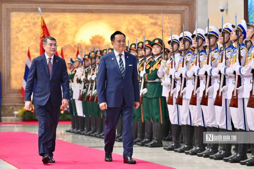 Thủ tướng Lê Minh Hưng và Thủ tướng Thái Lan Anutin Charnvirakul duyệt Đội danh dự.