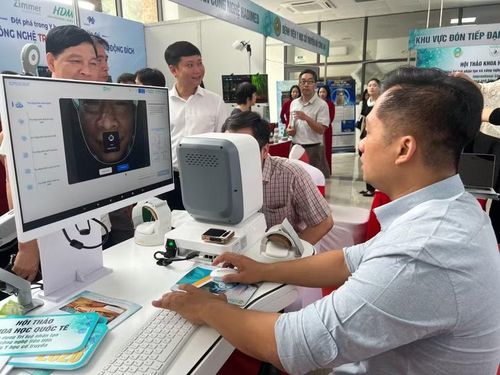 Máy AI soi mặt và bắt mạch, giúp bác sĩ chẩn đoán bệnh