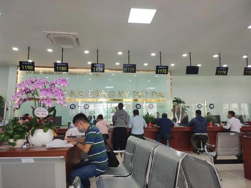  Người dân Thành phố làm thủ tục đăng ký đất đai 