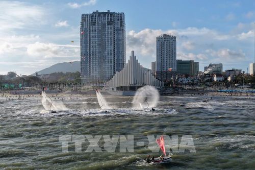 Mãn nhãn các hoạt động thể thao nước tại khu vực Quãng trường Tháp Tam Thắng, phường Vũng Tàu, TP.Hồ Chí Minh. Ảnh: TTXVN phát