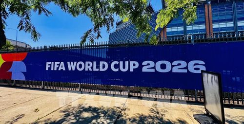 Tấm biển FIFA World Cup trên hàng rào của sân Lincoln Financial Field (Mỹ). Ảnh: Quang Thịnh - PV TTXVN