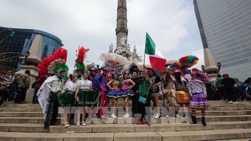 Các hoạt náo viên trong một sự kiện quảng bá World Cup 2026 tại thủ đô Mexico City. Ảnh: Phi Hùng - PV TTXVN