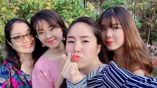 Nữ diễn viên bên mẹ ruột cùng hai em gái.