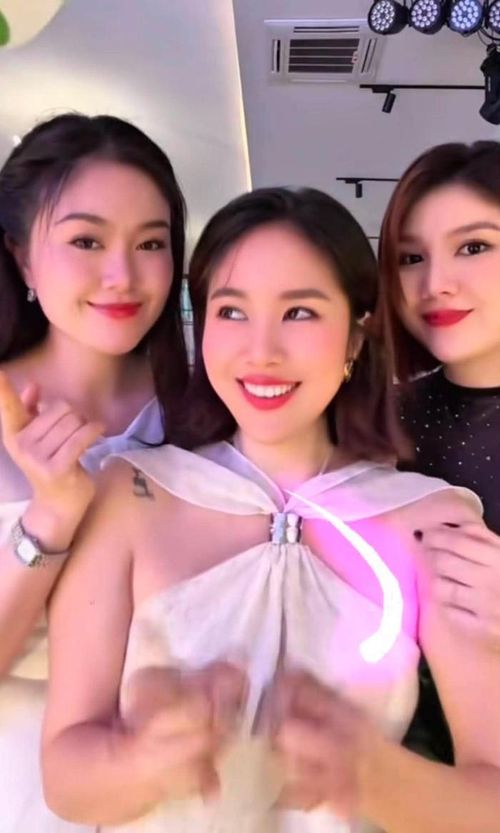 Nhiều khán giả dành lời khen cho ba chị em nhà Lê Phương.