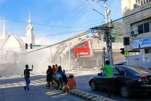 Một trận động đất lớn đã xảy ra ngoài khơi Philippines, gây ra sự tàn phá trên diện rộng, bao gồm cả việc nhiều tòa nhà bị sập. (Facebook).