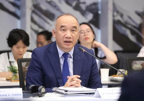 Phó Giám đốc Học viện Ngoại giao Nguyễn Mạnh Đông chia sẻ tại tọa đàm. Ảnh: Thành Long