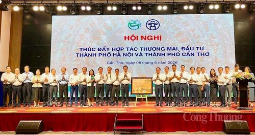 Đoàn công tác của TP. Hà Nội và TP. Cần Thơ chụp ảnh chung. Ảnh: Khánh Ngọc.