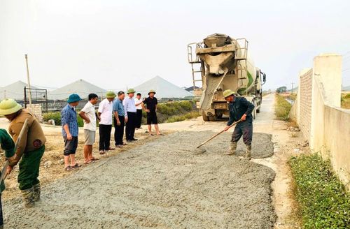 Công tác chỉnh trang đô thị, bảo vệ môi trường, mở rộng đường giao thông và xây dựng nếp sống văn minh được Nhân dân tích cực hưởng ứng.