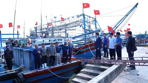 Lãnh đạo phường Ngọc Sơn thăm hỏi ngư dân sau chuyến đi biển dài ngày.