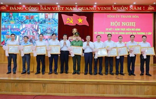 Nhân dân và cán bộ phường Ngọc Sơn được Chủ tịch UBND tỉnh tặng Bằng khen vì có thành tích trong thực hiện sắp xếp đơn vị hành chính và vận hành mô hình chính quyền địa phương 2 cấp.