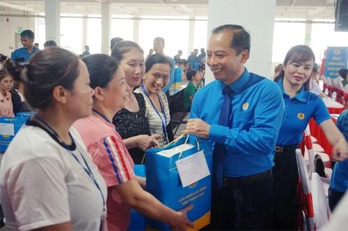 Chủ tịch LĐLĐ tỉnh Lương Trọng Thành trao quà cho NLĐ có hoàn cảnh khó khăn tại lễ phát động “Tháng công nhân”, hưởng ứng “Tháng hành động về ATVSLĐ” năm 2026.