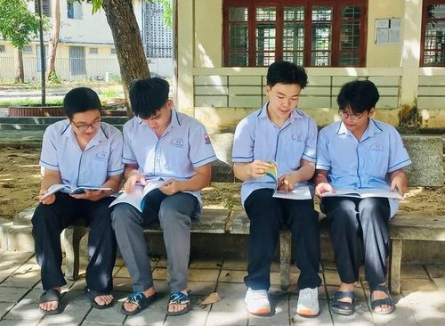 Em Nguyễn Bảo Khánh (thứ 2 từ phải sang) cùng bác bạn lớp 11 chuyên Toán 2.