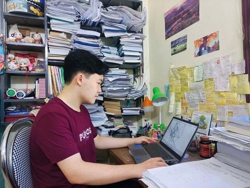 Em Nguyễn Bảo Khánh trong giờ tự học tại nhà.