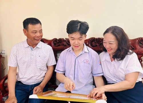Em Nguyễn Bảo Khánh cùng bố, mẹ.