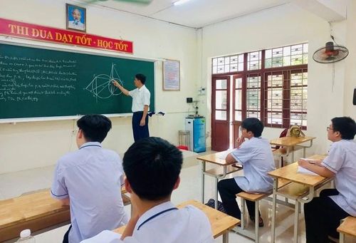 Thầy giáo Nguyễn Văn Nhiệm, giáo viên dạy môn Toán Trường THPT Chuyên Lam Sơn cùng các em học sinh lớp 11 chuyên Toán 2 trong giờ học.