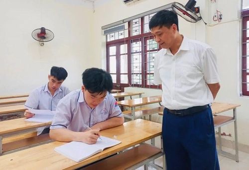 Em Nguyễn Bảo Khánh cùng thầy giáo Nguyễn Văn Nhiệm, giáo viên dạy môn Toán Trường THPT Chuyên Lam Sơn trong giờ học.