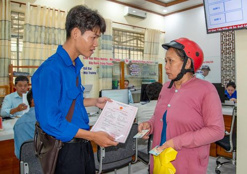 Đoàn viên, thanh niên xã An Minh hỗ trợ người dân thực hiện nộp hồ sơ thủ tục hành chính trực tuyến, góp phần nâng cao tỷ lệ dịch vụ công trực tuyến trên địa bàn. Ảnh: ĐẶNG LINH