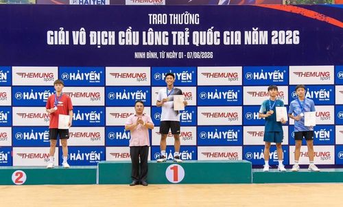  Tay vợt Nguyễn Đình Đạt nhận Huy chương Bạc (bục số 2) của nội dung đơn nam. 