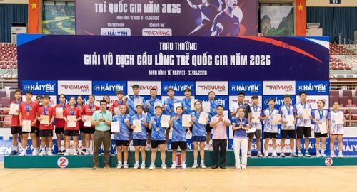  Đội tuyển cầu lông Bắc Ninh trên bục nhận Huy chương Bạc (bục số 2) nội dung đồng đội hỗn hợp. 