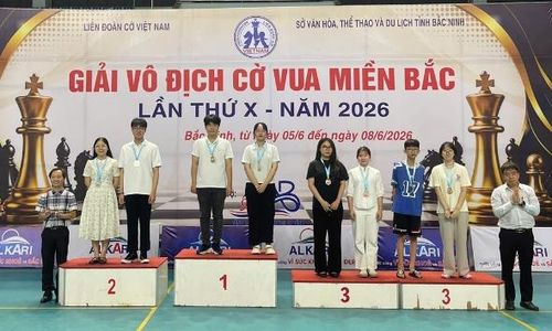 Kỳ thủ Đặng Ngọc Minh và Cao Minh Trang của Bắc Ninh (bục số 1) nhận Huy chương Vàng, nội dung cờ nhanh bảng vô địch nâng cao.