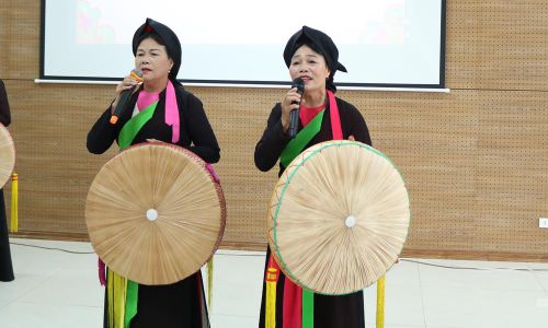  Liền chị trình diễn báo cáo tại chương trình tổng kết lớp bồi dưỡng truyền dạy Dân ca Quan họ Bắc Ninh năm 2026. 