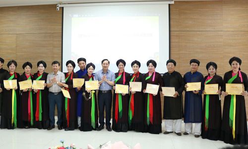  Ban tổ chức trao Chứng nhận cho các liền anh, liền chị tham gia lớp bồi dưỡng truyền dạy Dân ca Quan họ Bắc Ninh. 