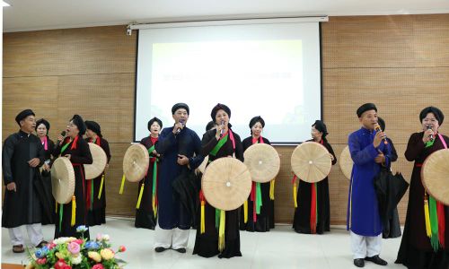  Đại diện liền anh, liền chị của các làng quan họ gốc tham gia trình diễn báo cáo tại chương trình tổng kết lớp bồi dưỡng truyền dạy Dân ca Quan họ Bắc Ninh năm 2026. 