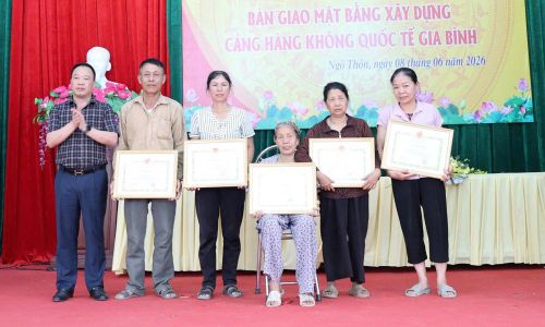 Lãnh đạo xã Gia Bình tặng Giấy khen cho các hộ dân tiêu biểu trong công tác giải phóng mặt bằng.