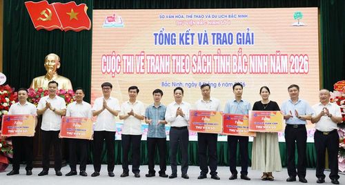  Đại diện Trung tâm Số - Đại học Thái Nguyên và lãnh đạo sở, ban, ngành trao gói hỗ trợ xây dựng thư viện số cấp xã cho một số đơn vị trên địa bàn tỉnh. 