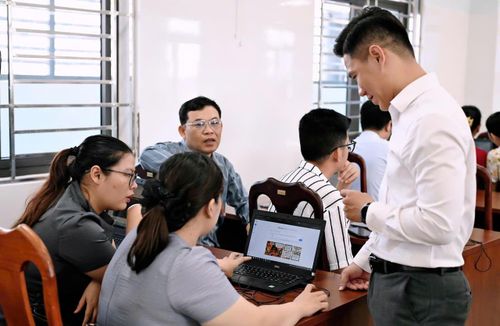 Một lớp tập huấn công nghệ thông tin tại xã Hòa Tiến. Ảnh: TRỌNG HUY