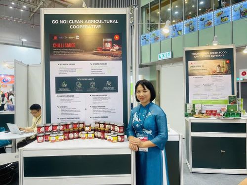 Bà Võ Thị Lệ mong muốn mở rộng thị trường cho các sản phẩm về ớt. Ảnh: PV