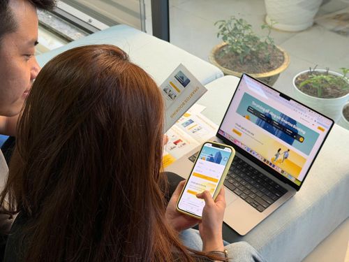 Người dùng đang tra cứu trên ứng dụng Smartos Booking. Ảnh: HOÀNG HIỆP