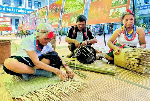 Bà Nguyễn Thị Phương (bên trái) cùng các nghệ nhân trình diễn nghề đan lát thủ công. Ảnh: ALĂNG NGƯỚC