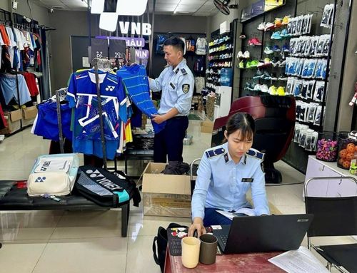 Lực lượng chức năng kiểm tra hàng hóa tại cơ sở kinh doanh. Ảnh: KHÁNH HÒA