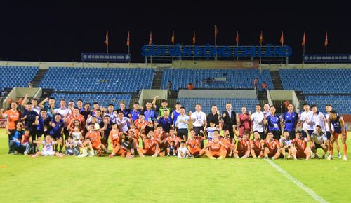 Phó Chủ tịch UBND thành phố Nguyễn Thị Anh Thi và Câu lạc bộ SHB Đà Nẵng chụp hình lưu niệm sau khi mùa giải V-League 2025 - 2026 khép lại. Ảnh: THÀNH DANH